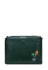 Zelená kožená obdélníková taška se zipem, zdobená barevnou květinovou výšivkou a zlatým logem na přední straně.