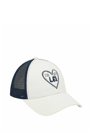 Witte pet met marineblauwe mesh zijkanten, voorzien van een hartborduursel met "LEE" en "1889" details aan de voorkant. Gebogen klep.