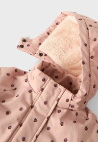 Rozā bērnu jaka ar kapuci, ar mazām nūjiņu drukām un mīkstu krēmkrāsas vilnas oderi kapuces iekšpusē.
