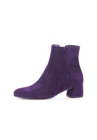 Botte de cheville en daim violet avec un faible talon bloc, présentant une silhouette épurée et un design sans zip avec une fente à l'arrière.