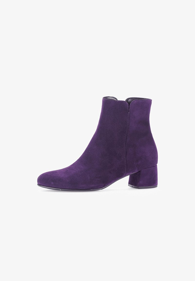 Lila Wildleder-Ankle-Boots mit kleinem Blockabsatz, die eine schlanke Silhouette und ein nahtloses Schlitzdesign an der Rückseite aufweisen.