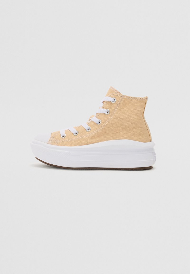 Baskets montantes en toile beige avec semelle en caoutchouc blanc. Présente des œillets et des lacets blancs, une texture lisse et un bout de chaussure arrondi.