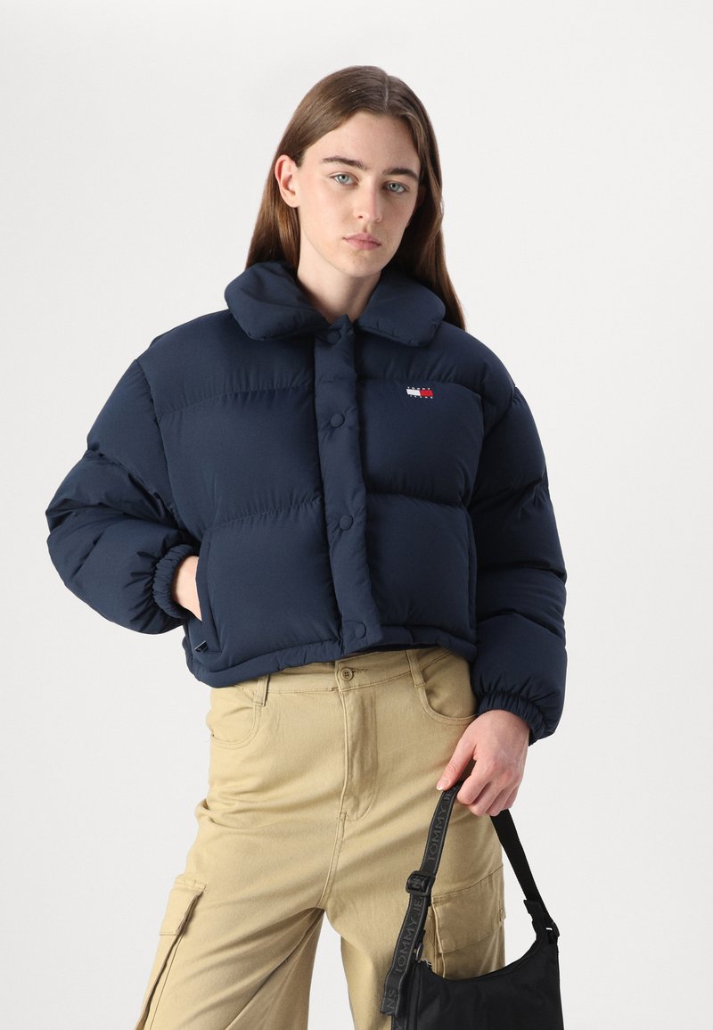 Tommy Jeans BADGE COLLAR PUFFER - Bunda z prachového peří - dark night navy