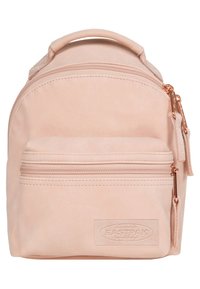 Ljusrosa ryggsäck med rundad form, slät läderliknande textur, framficka med dragkedja och detaljer i roséguld.