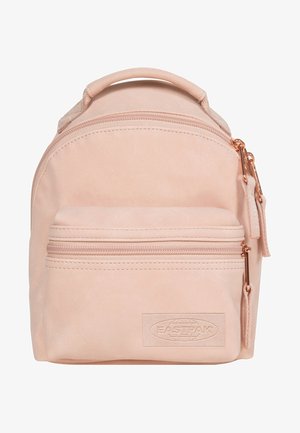 Lichtroze rugzak met een ronde vorm, gladde leren textuur, een voorvak met rits en roségouden hardware accenten.