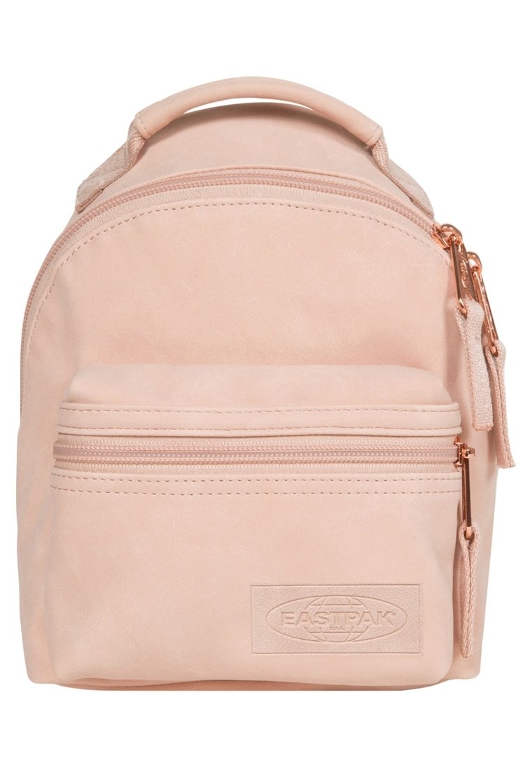 Ljusrosa ryggsäck med rundad form, slät läderliknande textur, framficka med dragkedja och detaljer i roséguld.