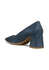Scarpa de alta con tacco in suede blu scuro, con punta a forma appuntita e tacco spesso. Presenta una texture liscia e un design semplice.