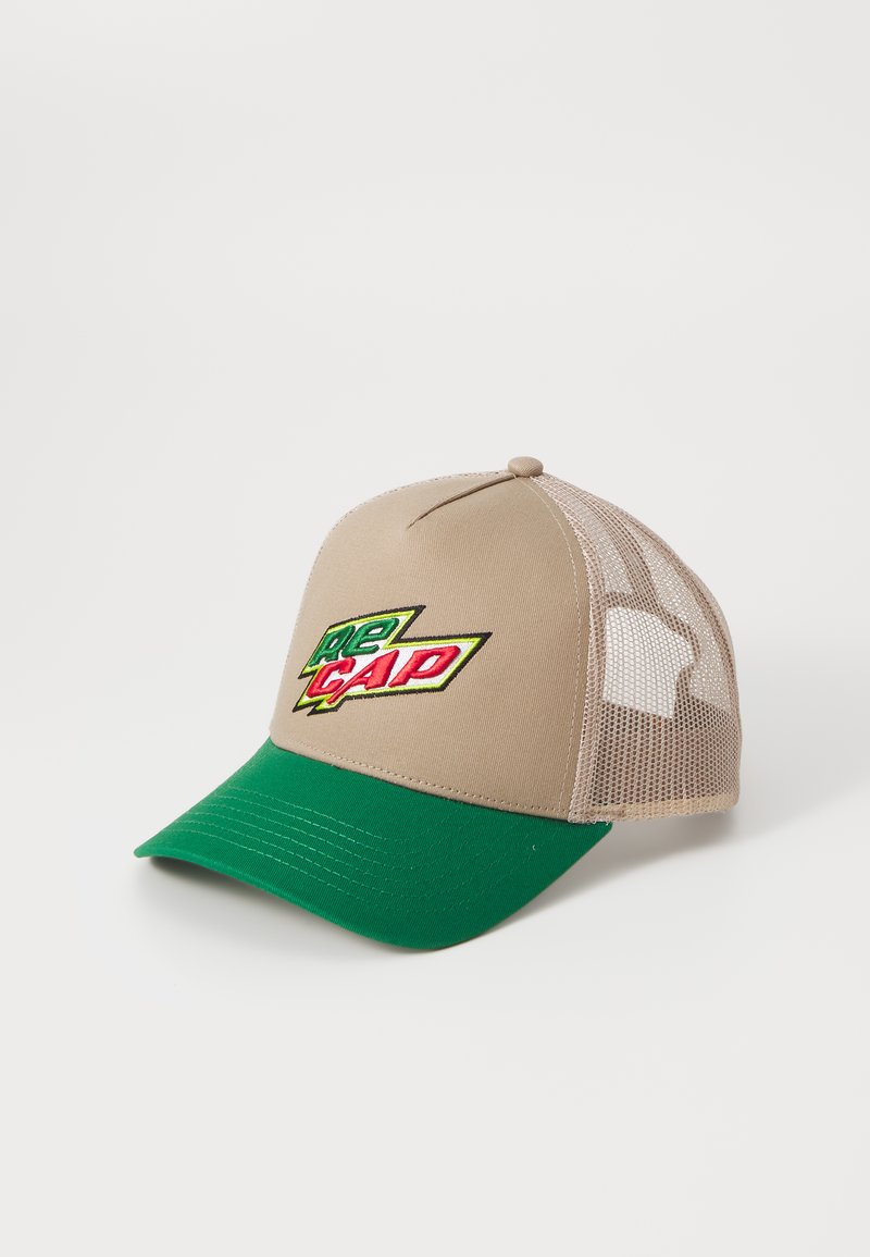 Barna sapka zöld peremmel, hálós oldalrészekkel. Hímzett "RE CAP" logó piros és zöld színben az elején. Ívelt billsel, snapback stílusban.