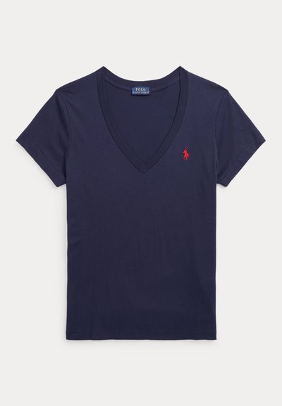 T-shirt bleu marine à manches courtes et col en V avec un petit logo Polo Ralph Lauren rouge brodé sur la poitrine gauche.