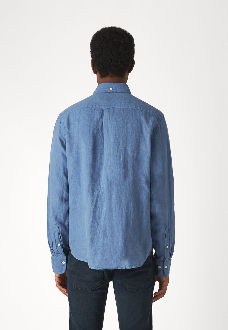 Blaues Langarmhemd mit Kentkragen, aus leichtem Stoff gefertigt. Verfügt über einen geraden Schnitt und Knopfmanschetten.