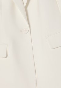 Valge bleiser, millel on sile, mati kangas, lõikega kraed, ühe nupuga sulgemine ja elegantne tasku detail.