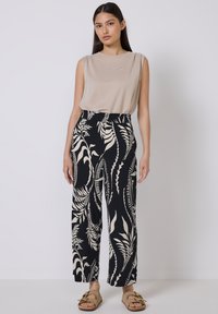 Street One Studio GEMUSTERTE  - Trousers - schwarz