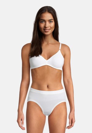 Weißer Baumwoll-BH mit verstellbaren Trägern und einem subtilen Nahtdesign, kombiniert mit hochgeschnittenen weißen Baumwollslips mit einem weichen Bund.