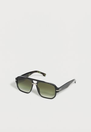 Czarne prostokątne okulary przeciwsłoneczne z gradientowymi zielonymi soczewkami i cienkimi srebrnymi akcentami na nosku i zausznikach na białym tle.