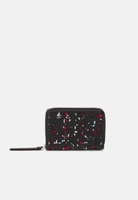 Portafoglio nero con motivo floreale a trapunta, adornato con dettagli in rosso, blu e bianco. È dotato di chiusura con zip e di una tracolla rimovibile.