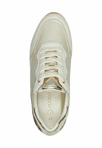 Valged sneakerid, millel on võrgusilma ja nahk materjalid, ümar nina, paelad, kuldsed aktsendid ja südame logo keelega. Tekstuuriga pindade detailid.