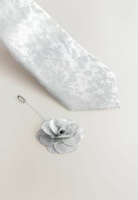 Zilveren stropdas met een subtiel bloemmotief, vergezeld van een bijpassende bloemenlaponspeld met gelaagde bloemblaadjes.