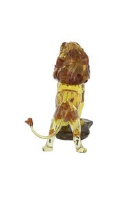 Figurina di leone in vetro ambra e marrone con criniera e coda dettagliate, caratterizzata da una texture liscia e poggiata su una base di vetro scuro.