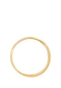 Anillo de metal color dorado con una superficie lisa y brillante y una forma redonda y uniforme. No hay patrones ni adornos distintivos visibles.