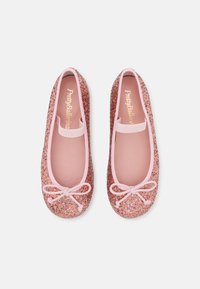 Bailarinas brillantes de color rosa con una suave banda elástica rosa y lazos en la parte delantera. Forro interior suave y diseño de punta redonda.