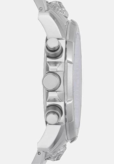 Orologio argento con cassa rotonda, lunetta testurizzata, tre pulsanti e un cinturino liscio con dettagli sottili sui perni.