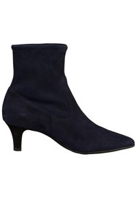 Bottines en daim bleu marine avec un bout pointu et un petit talon. Texture lisse avec un design sans couture et sans quincaillerie ni ornements visibles.