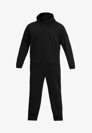 Černý dvoudílný sportovní komplet vyrobený z měkké tkaniny, zahrnující mikinu na zip s kapucí, dlouhými rukávy a elastickými manžetami, a odpovídající kalhoty.