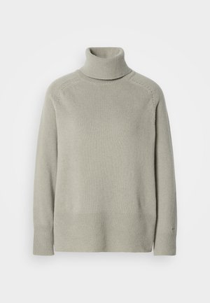 Un pull col roulé en tricot gris clair avec des manches longues et des poignets et un ourlet côtelés, présenté sur un fond blanc uni.