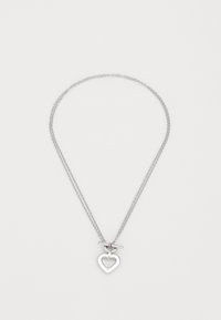 Silverhalsband med dubbel kedja, med en hjärtanhängare. Hjärtat har en inre utskärning och en låsning med toggle.