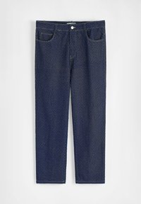 Pantalons en denim bleu foncé avec un motif texturé, cinq poches et détails de couture jaune ; coupe droite avec une fermeture à bouton.