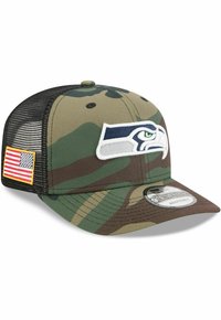 Tarnkappen-Cap mit einem schwarzen Mesh-Rücken, ausgestattet mit einem weißen Emblem der Seattle Seahawks und einem Patch der amerikanischen Flagge an der Seite.