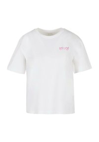 Weißes Baumwoll-T-Shirt mit kurzen Ärmeln, das drei kleine pinke Herzgrafiken auf der linken Brustseite zeigt. Klassisches Crew-Neck-Design.