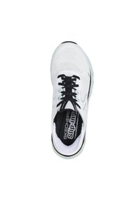 Sneaker atletica bianca con tomaia in mesh, lacci neri e soletta testurizzata. Presenta una suola flessibile e traslucida e un marchio ben visibile.