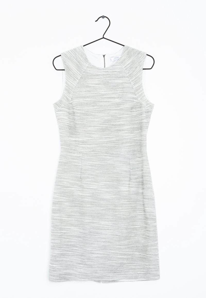 Elegantes graues ärmelloses Kleid mit strukturiertem Stoff, taillierter Silhouette und subtilen horizontalen Streifen, ausgestattet mit einem Reißverschluss im Rücken.
