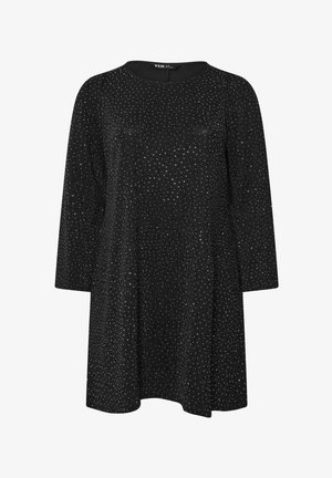 Czarna sukienka z długimi rękawami i okrągłym dekoltem, wykonana z fakturowanej tkaniny ozdobionej małymi, błyszczącymi srebrnymi akcentami.