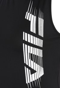 Camiseta deportiva negra sin mangas con un gran diseño gráfico en blanco que presenta líneas y formas alargadas, confeccionada en un material liso y elástico.