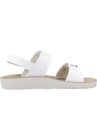 Sandalias blancas con suela plana, que presentan dos correas ajustables y un acento de hebilla plateada. Plantilla suave y texturizada y material superior liso.