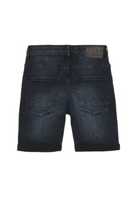 Mörka denimshorts med en rullad fåll, med två bakfickor och en texturerad svart läderlogotyp på midjan.