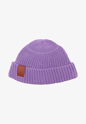 Fioletowa dziana czapka z teksturowanym wzorem, z możliwością złożenia mankietu i brązową skórzaną naszywką z logo. Miękki i lekki materiał.
