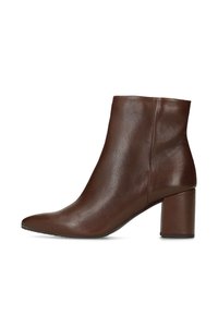 Brauner Leder-Stiefelette mit spitz zulaufender Schuhspitze, glatter Textur und klobigem Absatz. Verfügt über ein minimalistisches Design und nahtlose Seitennaht.