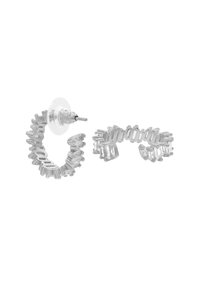 Orecchini a cerchio in argento con un design testurizzato che presenta accenti angolari simili a cristalli tagliati. Inclusa una base trasparente per una vestibilità sicura.