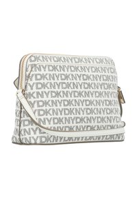 Borsa a pochette bianca con zip, caratterizzata da un motivo a logo nero ripetuto, con una texture liscia e una tracolla staccabile.