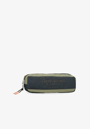 Estuche rectangular para lápices Pepe Jeans en negro y verde oliva, con logo bordado y tiradores de cremallera en negro y naranja.