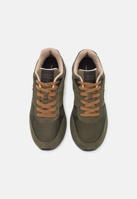 Sneakers verde scuro realizzati in materiali a rete e camoscio, con lacci marroni e colletto beige. Logo del marchio sulla linguetta. Suola ammortizzata.