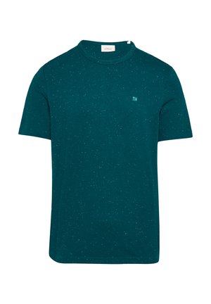 Jasnoniebieska bawełniana koszulka z okrągłym dekoltem, krótkimi rękawami i subtelnym wzorem w drobne plamki. Małe logo wyszyte po lewej stronie klatki piersiowej.