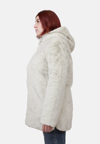 Cappotto in pelliccia sintetica grigio chiaro con cappuccio, caratterizzato da maniche lunghe e una vestibilità ampia. Tessuto liscio e design minimalista senza decorazioni.