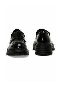 Scarpe in pelle sintetica nera con design arrotondato, dotate di ampie cinghie in Velcro, spesse suole in gomma nera e dettagli testurizzati.