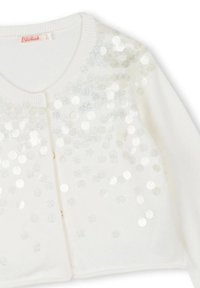 Cardigan blanc en matériau doux, avec un col rond, des boutons sur le devant et décoré de sequins argentés sur les épaules.