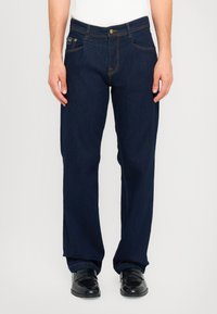 Temno modri denim kavbojki s ravnim krojem, kontrastnim oranžnim šivom, klasičnim petim žepom in gumbom za zapiranje v pasu.