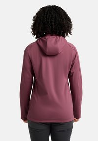 Giacca softshell viola con cappuccio, texture liscia, maniche lunghe e polsini regolabili, vista dal retro, con una silhouette aderente.